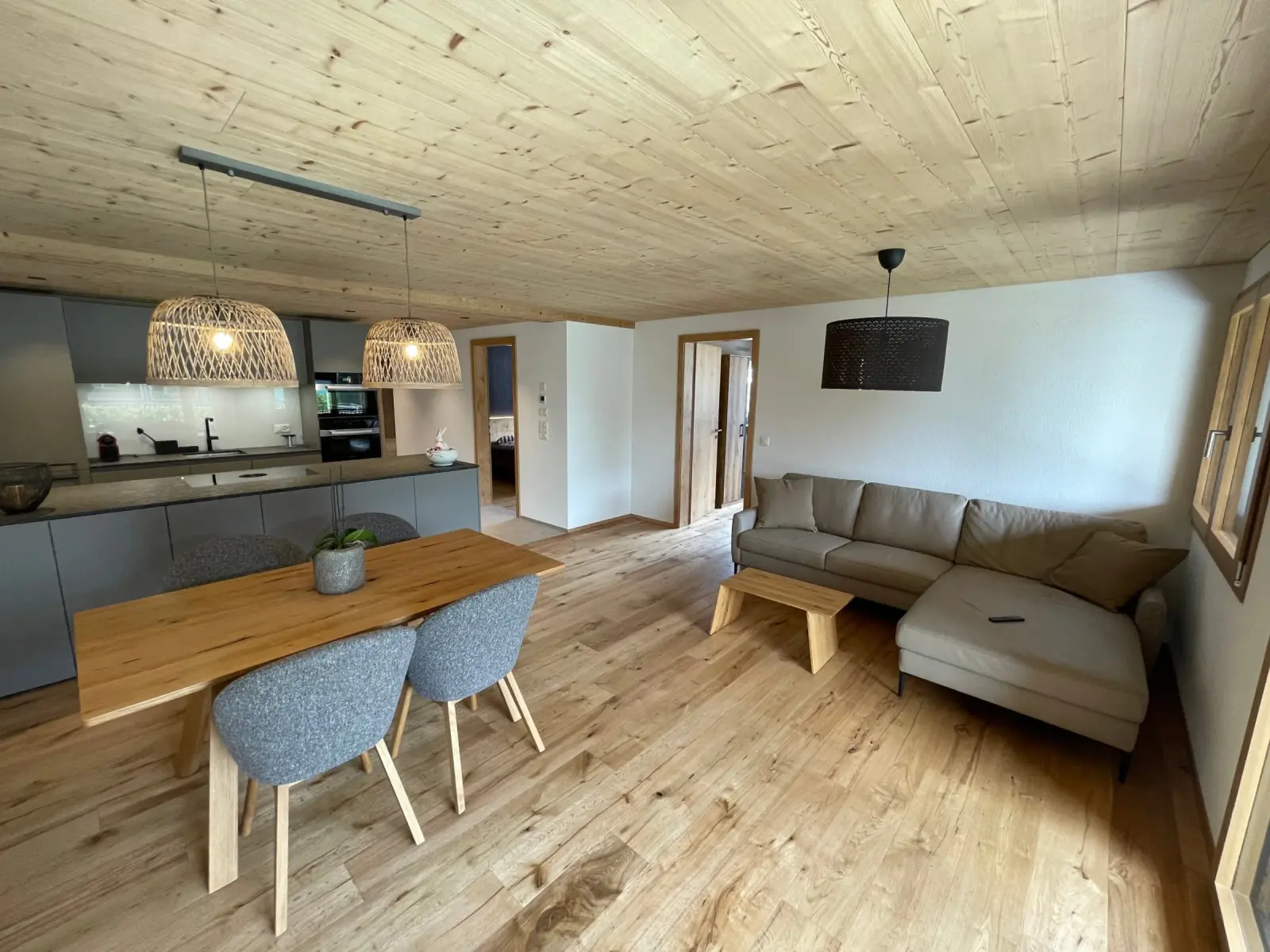 Das Wohnzimmer einer Ferienwohnung bei Camping Aaregg