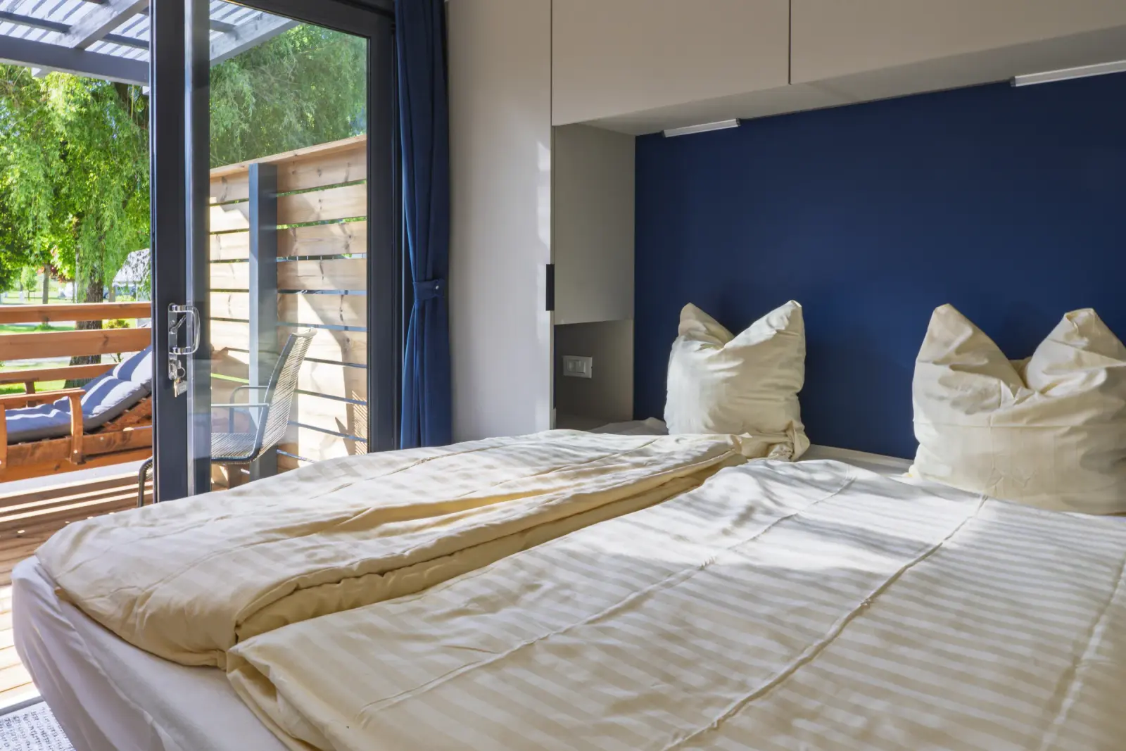 Ein frisch bezogenes Schlafzimmer in einer Lodge bei Camping Aaregg
