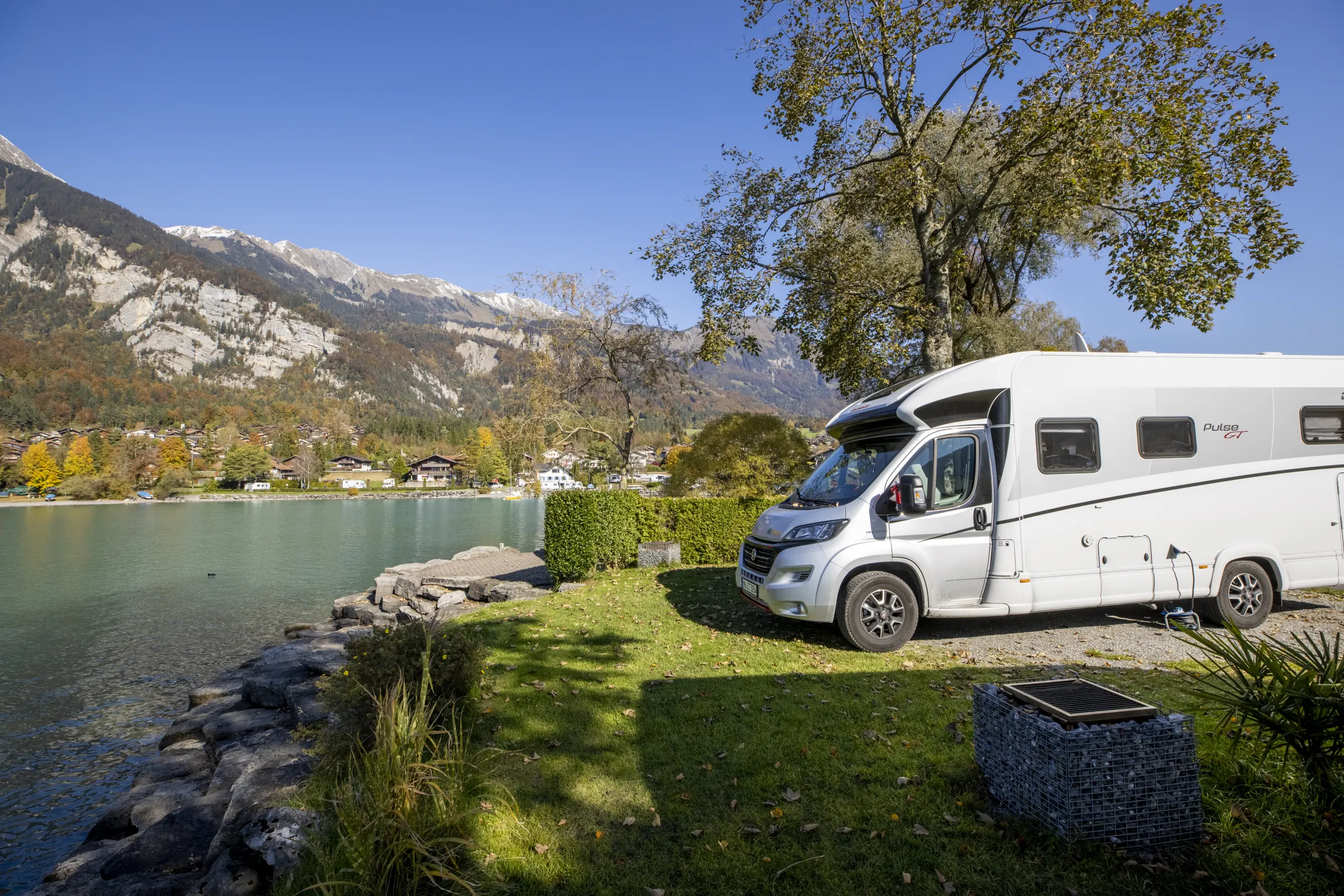 Ein Wohnmobil auf einem Seeplatz bei Camping Aaregg im Herbst