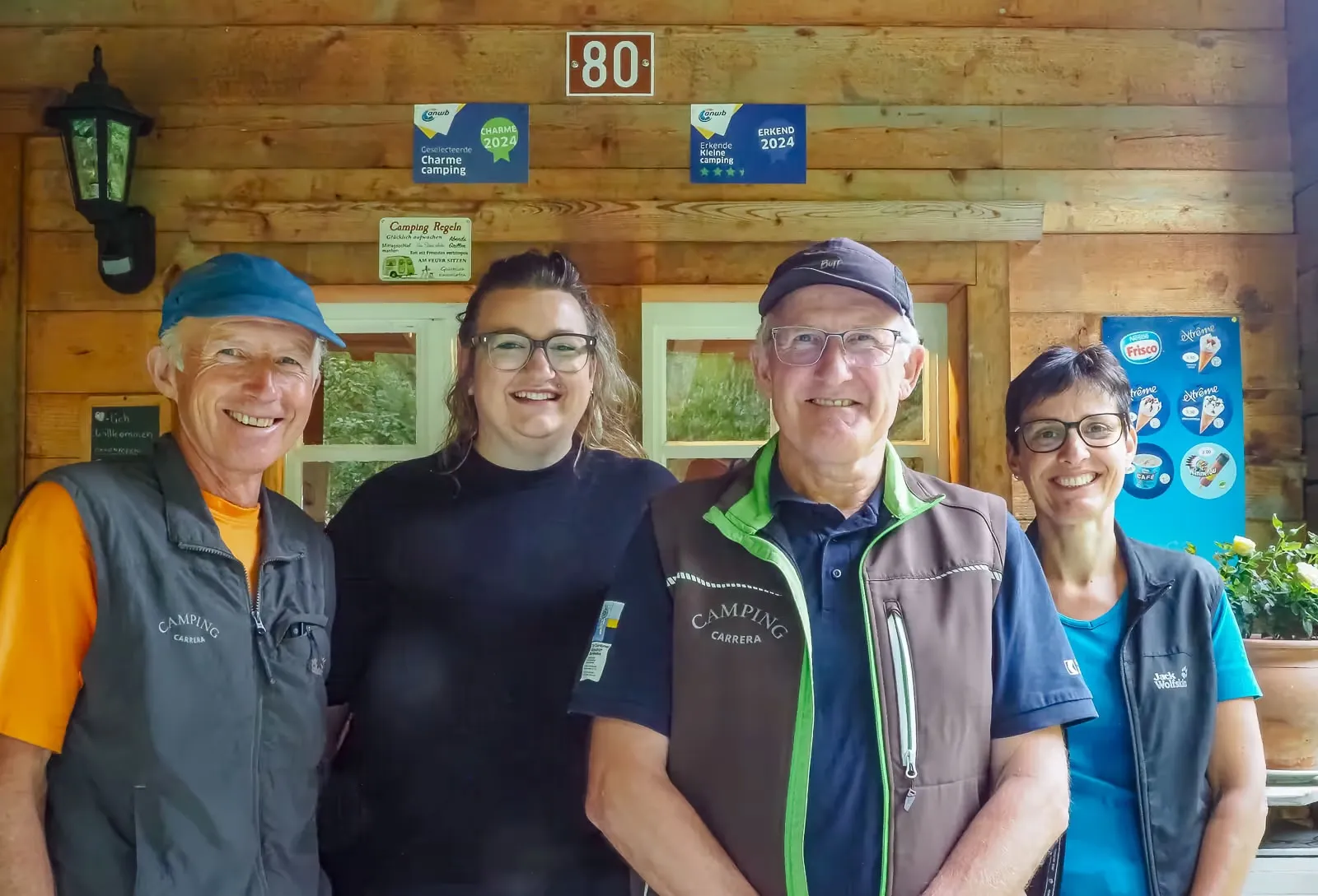 Das Team von Camping Carrera vor der Rezeption