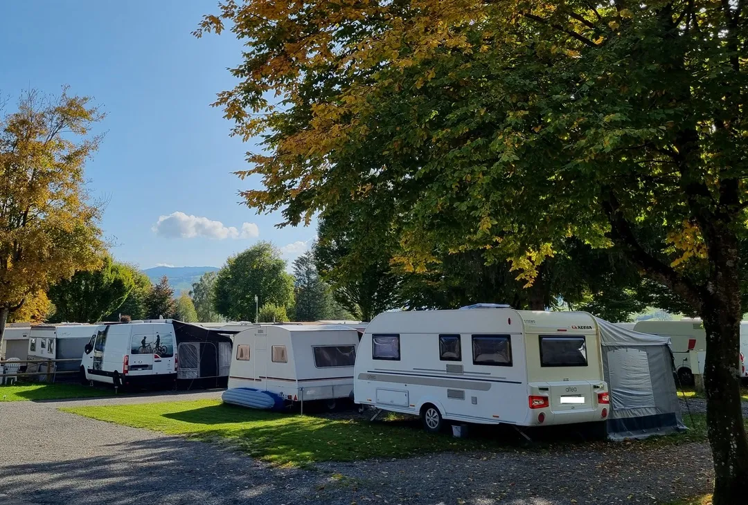 Saisonplätze mit Wohnwagen und Vorzelten bei Camping Unterägeri